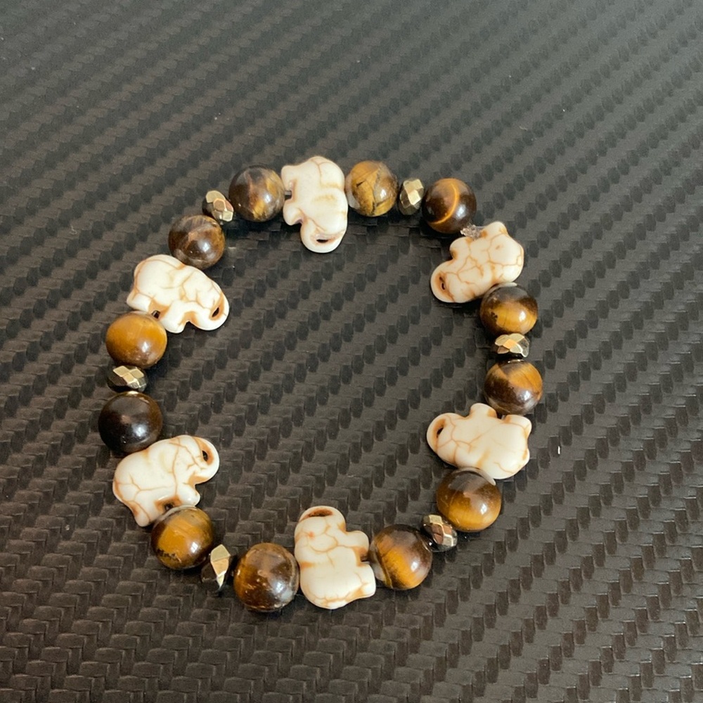 It’s a tigers eye bracelet. This is great for protection, wealth and strength.